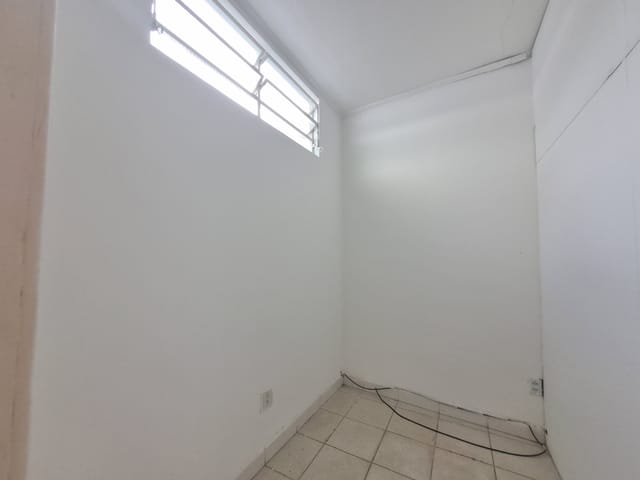 Loja com 30m², para alugar, no bairro Centro em Pindamonhangaba