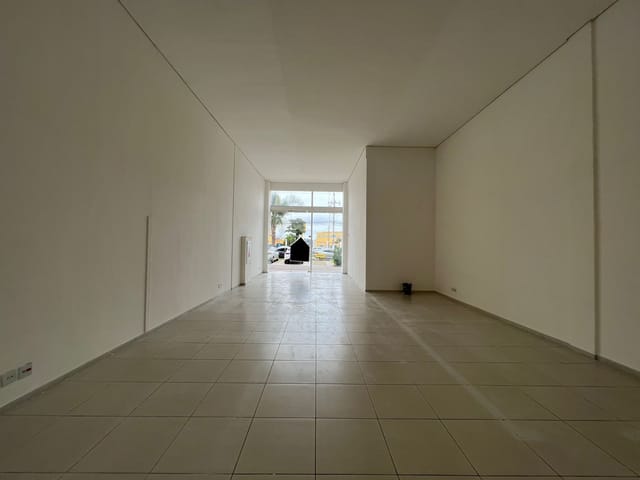 Loja com 201m² 1 quarto e 1 banheiro, à venda, no bairro Igapó em Londrina