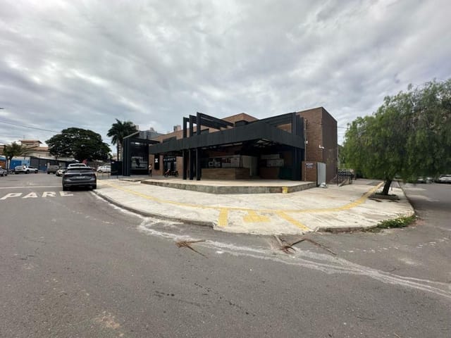 Prédio com 360m², para alugar, no bairro Serrinha em Goiânia