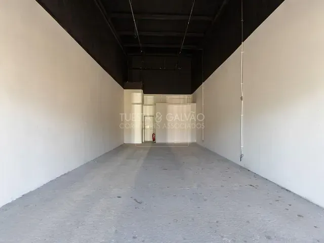 Loja com 86m², para alugar, no bairro Sítio Cercado em Curitiba