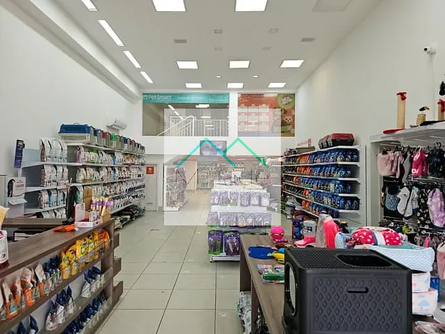 Loja com 370m², para alugar, no bairro Água Verde em Curitiba