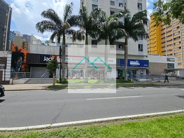 Loja com 370m², para alugar, no bairro Água Verde em Curitiba