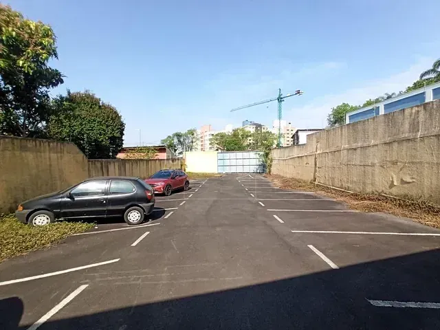 Loja com 900m², para alugar, no bairro Portão em Curitiba