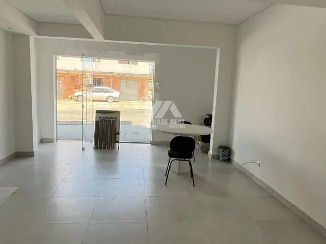 Loja com 52m², à venda ou para alugar, no bairro Uvaranas em Ponta Grossa