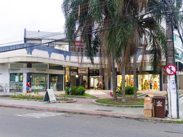 Loja à venda ou para alugar, no bairro Jardim Camburi em Vitória