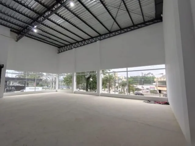 Loja com 892m², para alugar, no bairro Vila Scarpelli em Santo André