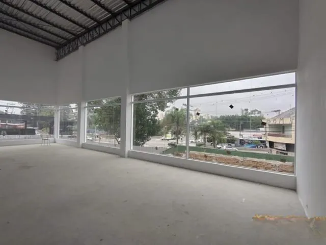 Loja com 892m², para alugar, no bairro Vila Scarpelli em Santo André
