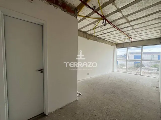 Sala com 30m², à venda, no bairro Laranjal em Volta Redonda