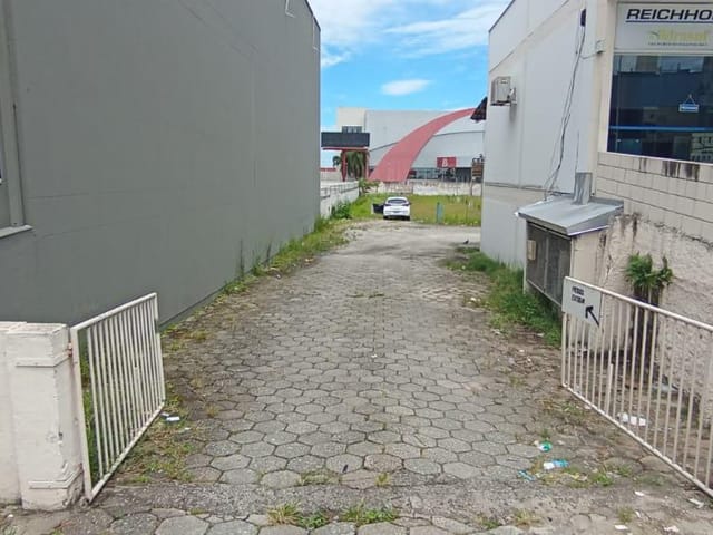 Loja com 2250m², para alugar, no bairro Campinas em São José