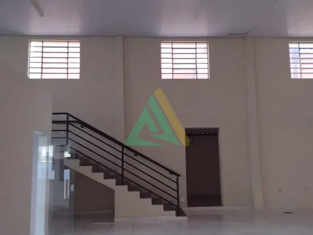 Loja com 360m², para alugar, no bairro Jardim Santa Helena em Mogi Mirim