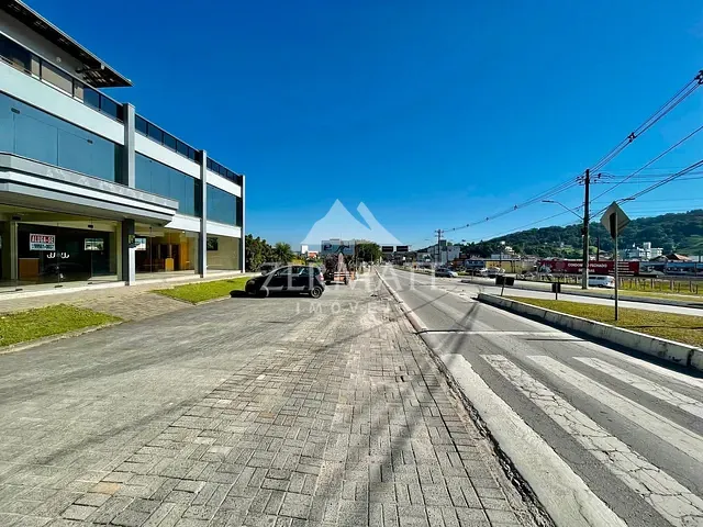 Loja com 900m², para alugar, no bairro Santa Terezinha em Gaspar