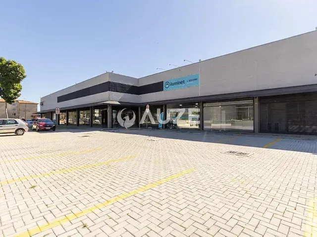 Loja com 351m², para alugar, no bairro Sítio Cercado em Curitiba