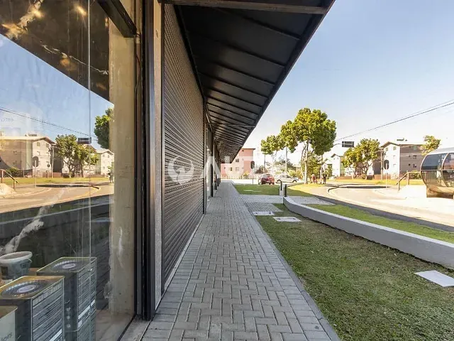 Loja com 351m², para alugar, no bairro Sítio Cercado em Curitiba