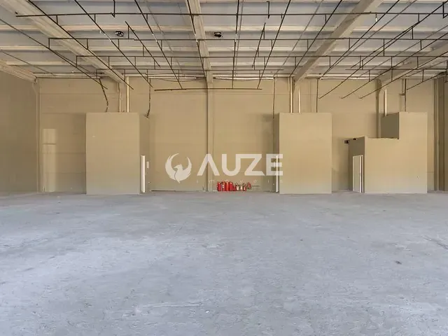 Loja com 351m², para alugar, no bairro Sítio Cercado em Curitiba