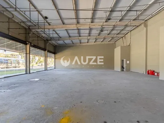 Loja com 351m², para alugar, no bairro Sítio Cercado em Curitiba