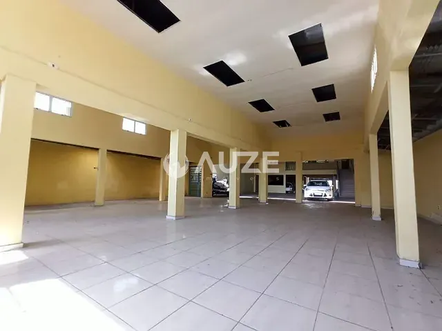 Loja com 900m², para alugar, no bairro Portão em Curitiba