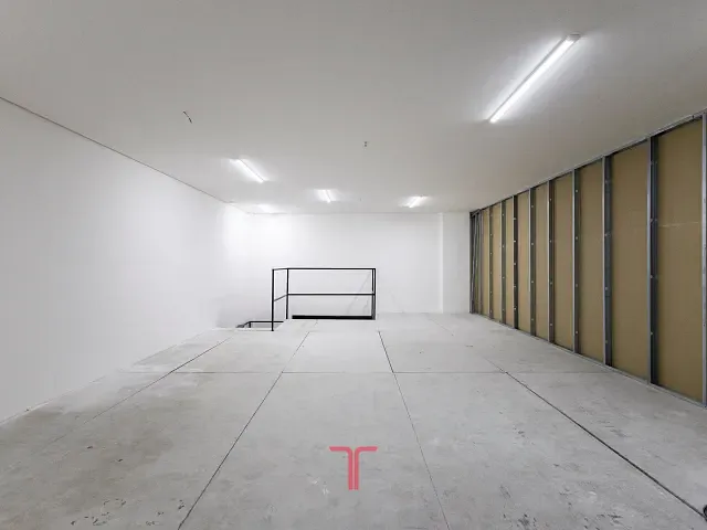 Loja com 500m², para alugar, no bairro Pinheirinho em Curitiba