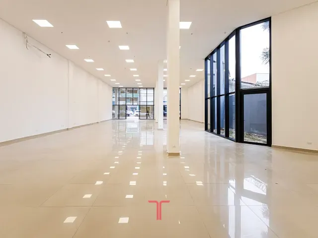 Loja com 500m², para alugar, no bairro Pinheirinho em Curitiba