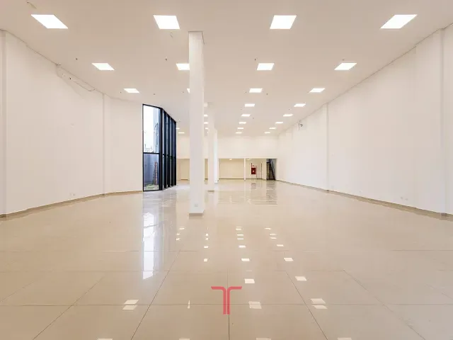 Loja com 500m², para alugar, no bairro Pinheirinho em Curitiba