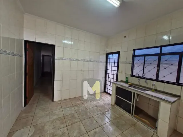 Loja com 250m², para alugar, no bairro Centro em Serrana