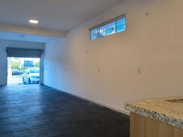 Loja para alugar, no bairro Coqueiros em Florianópolis