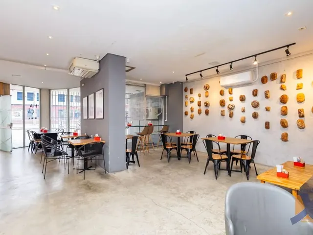 Loja à venda, no bairro Agua Verde em Curitiba