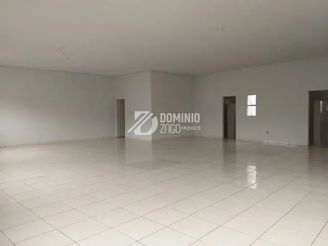 Loja com 500m², para alugar, no bairro Nossa Senhora da Abadia em Uberaba