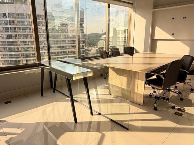 Loja à venda ou para alugar, no bairro Dezoito do Forte Empresarial/Alphaville. em Barueri