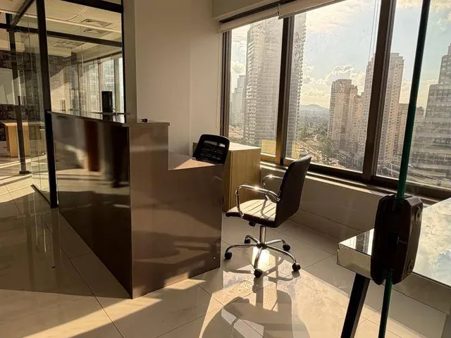 Loja à venda ou para alugar, no bairro Dezoito do Forte Empresarial/Alphaville. em Barueri