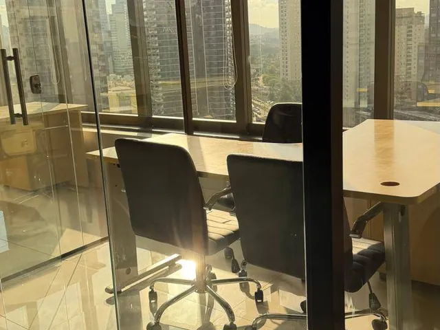Loja à venda ou para alugar, no bairro Dezoito do Forte Empresarial/Alphaville. em Barueri