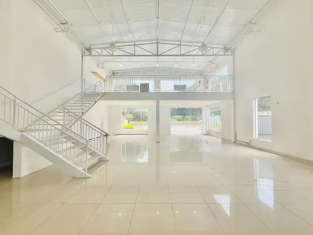 Foto do Loja - Ponto Comercial / Loja / Box com 450 m² no Santa Felicidade | Josué Souza Imóveis