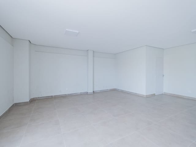 Loja com 58m², para alugar, no bairro Areal em Pelotas
