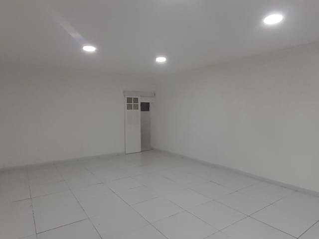 Foto do Loja - Loja ampla linear, ideal para seu negócio, parte elétrica e hidráulica em perfeito estado de conservação, banheiro social | GrupoApi