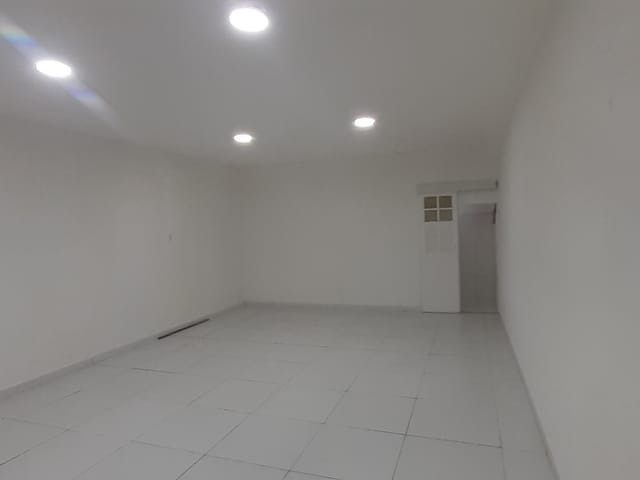 Foto do Loja - Loja ampla linear, ideal para seu negócio, parte elétrica e hidráulica em perfeito estado de conservação, banheiro social | GrupoApi