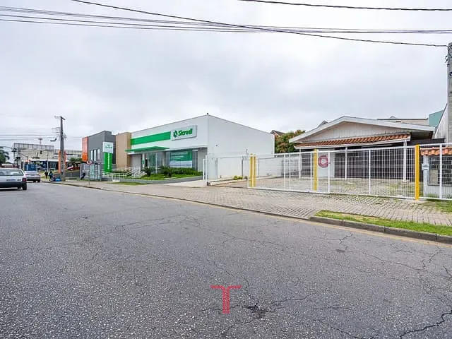 Loja com 196m², para alugar, no bairro Xaxim em Curitiba