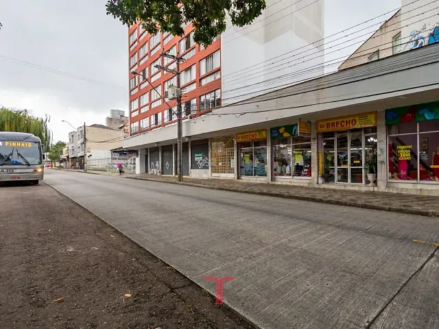 Loja à venda ou para alugar, no bairro Centro em Curitiba
