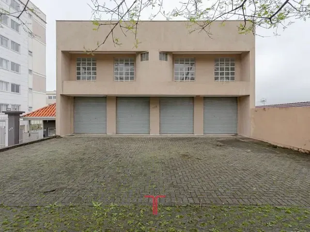 Loja com 335m², para alugar, no bairro Bacacheri em Curitiba