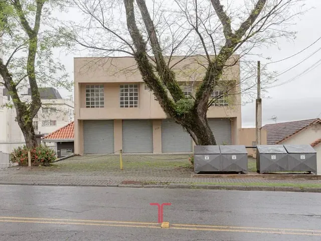 Loja com 335m², para alugar, no bairro Bacacheri em Curitiba