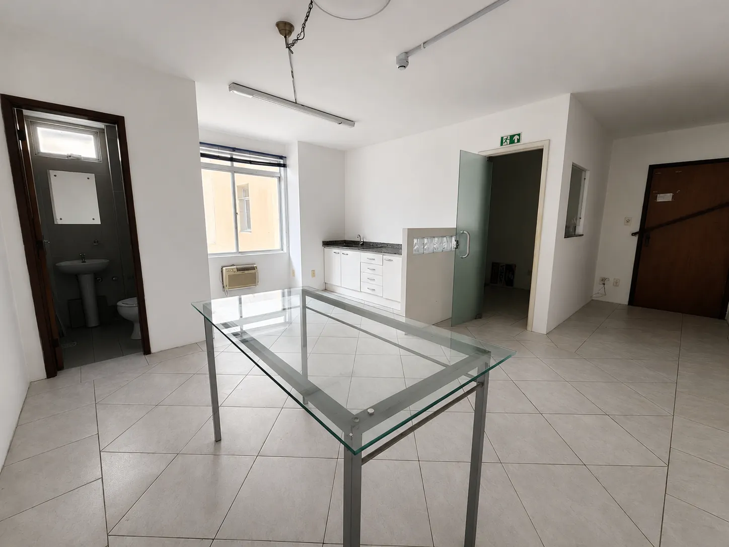 Sala comercial à venda no centro de Pelotas - 56 m², a uma quadra do Calçadão. Estrutura versátil, excelente para diversos negócios e portaria 24h.