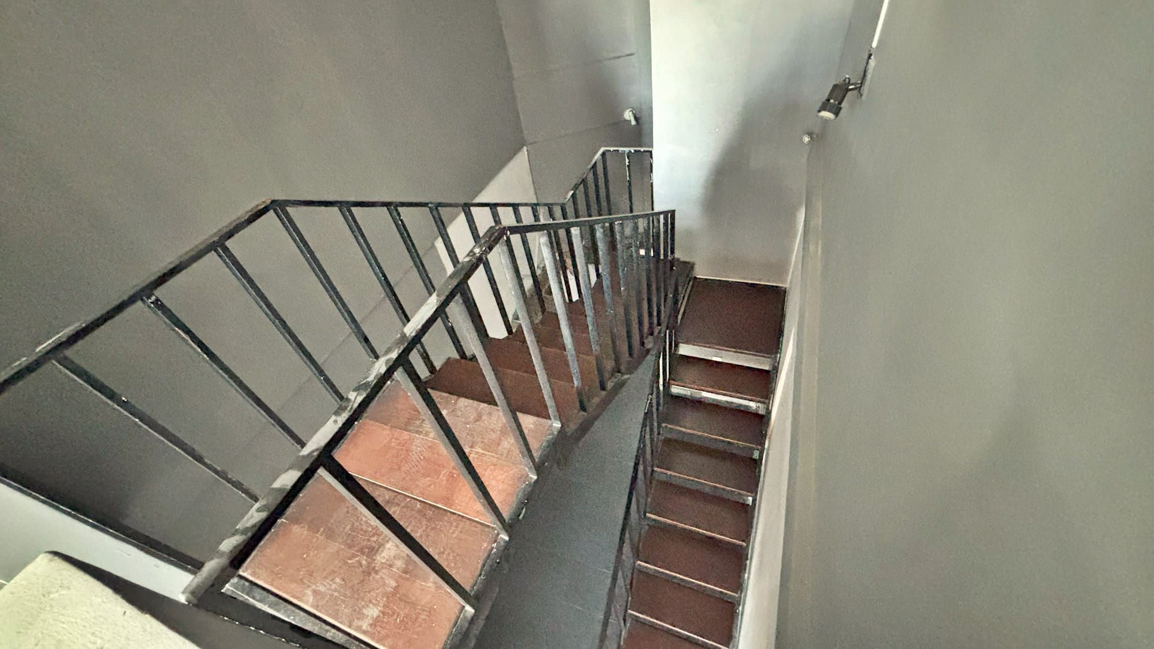 Loja à venda no bairro Caiçara, Belo Horizonte – 45 m², pé-direito duplo e 2 andares