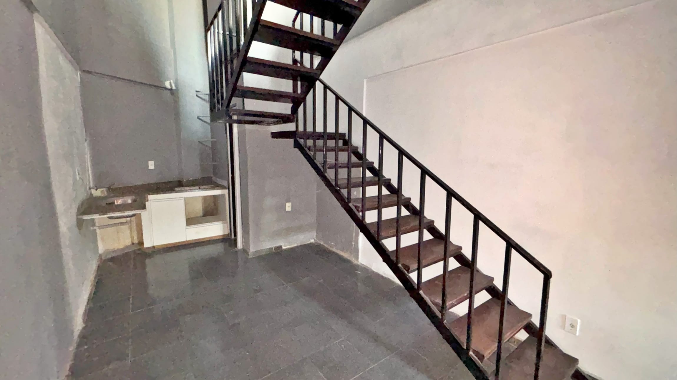 Loja à venda no bairro Caiçara, Belo Horizonte – 45 m², pé-direito duplo e 2 andares