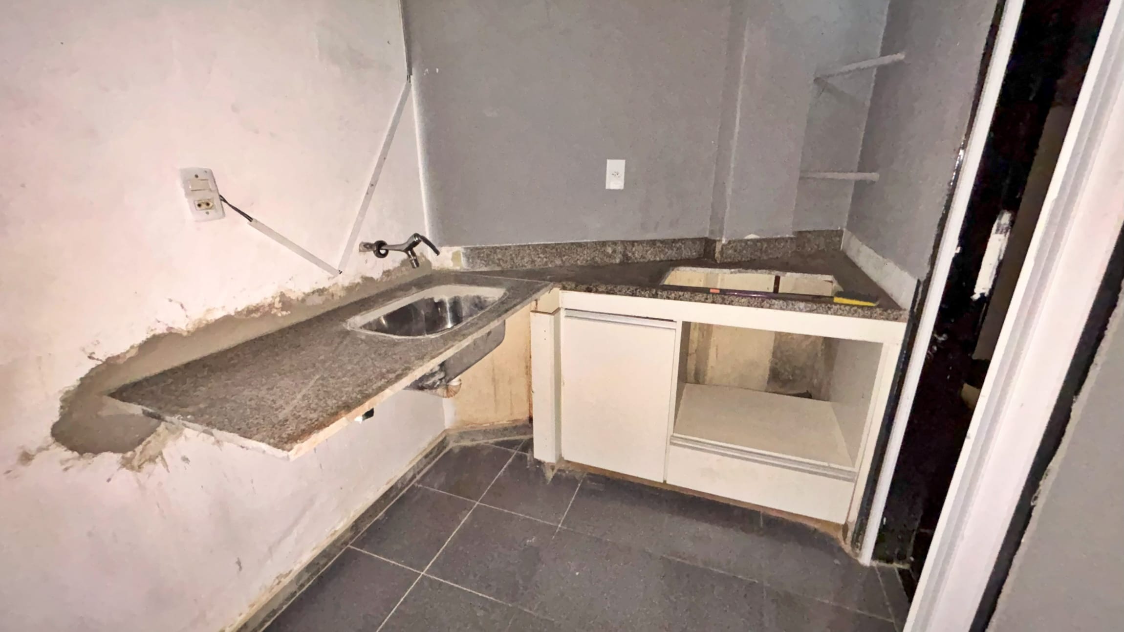 Loja à venda no bairro Caiçara, Belo Horizonte – 45 m², pé-direito duplo e 2 andares