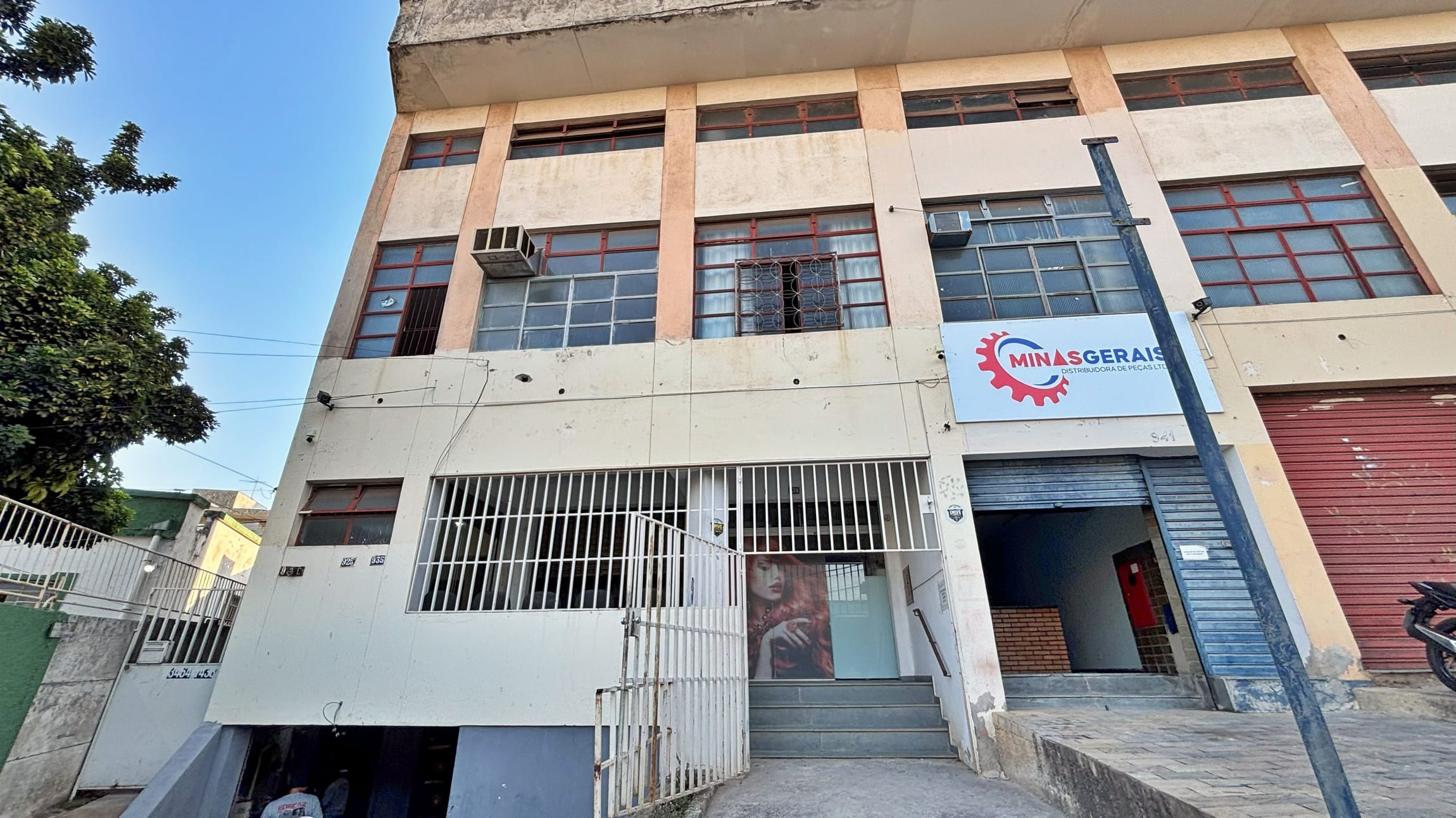 Loja à venda no bairro Caiçara, Belo Horizonte – 45 m², pé-direito duplo e 2 andares