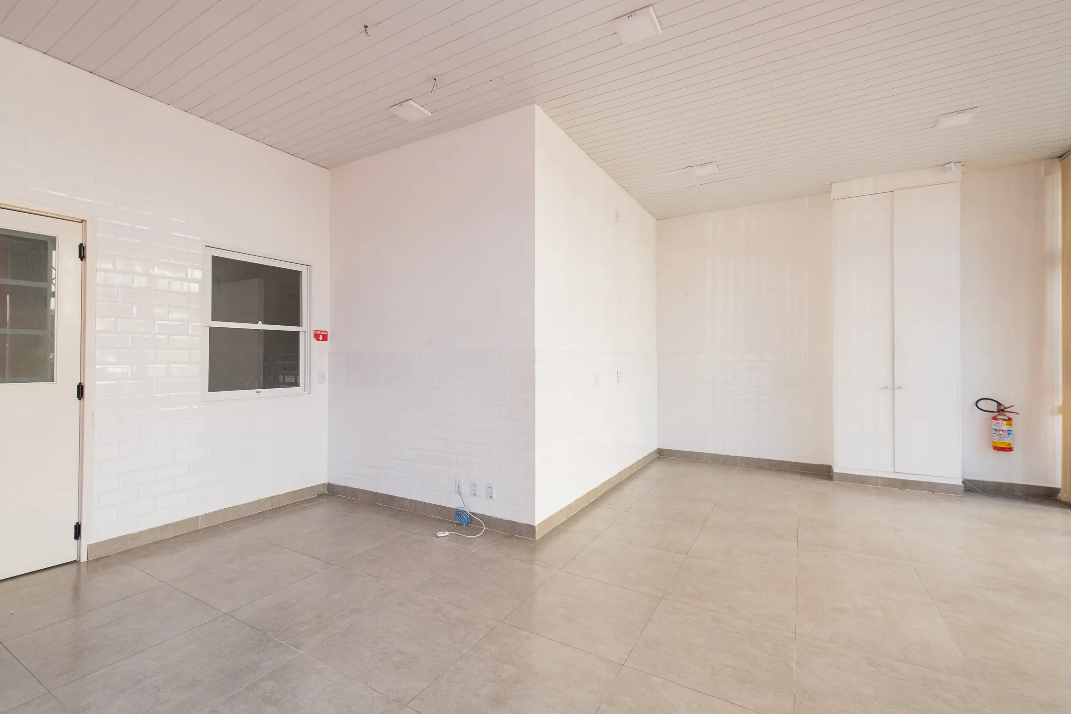 Loja Comercial para Aluguel no Centro de Pelotas RS com Excelente Localização, Amplo Espaço, Grande Visibilidade e Fácil Acesso ao Comércio Local