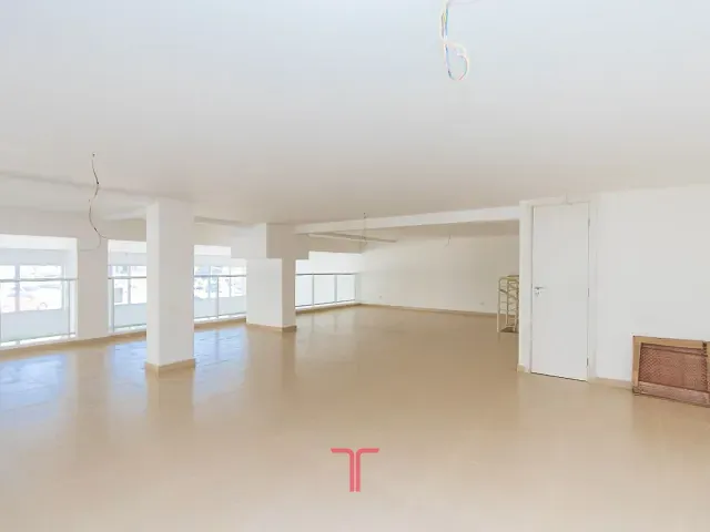 Loja com 348m², para alugar, no bairro Água Verde em Curitiba