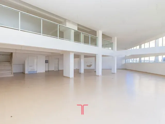 Loja com 348m², para alugar, no bairro Santa Quitéria em Curitiba