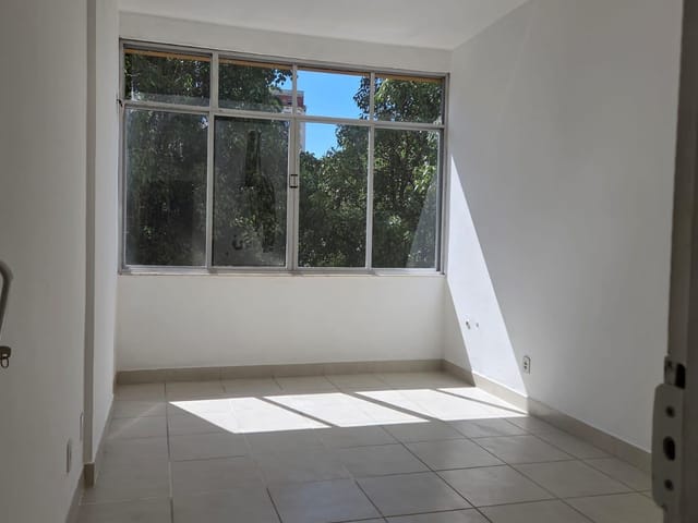 Foto do Loja - Sala comercial na Galeria Condor, no Largo do Machado, juntinho ao metrô. Andar alto, frente, sol da manha, vista livre. | GrupoApi