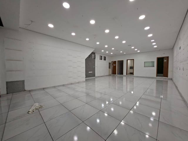 Foto do Loja - 🏢 Salão comercial para locação no Taboão SBC – 138m², 3 vagas, porta automatizada e localização estratégica | Mix Nascimento