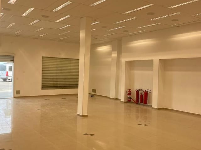 Loja com 600m², para alugar, no bairro Praia Campista em Macaé
