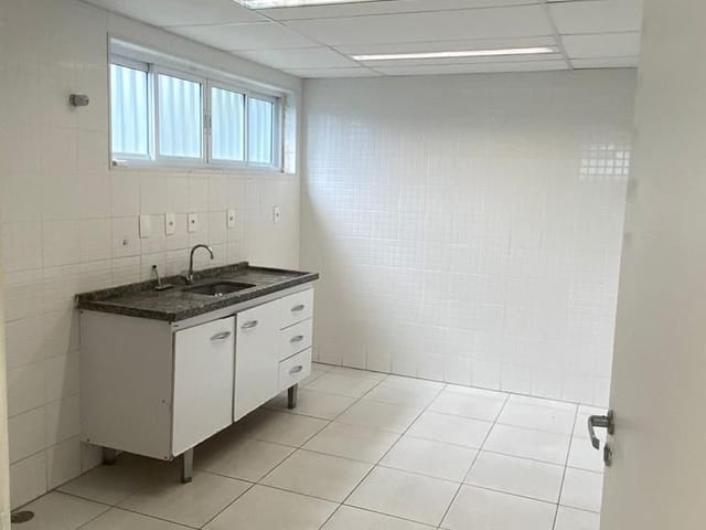 Loja com 600m², para alugar, no bairro Praia Campista em Macaé